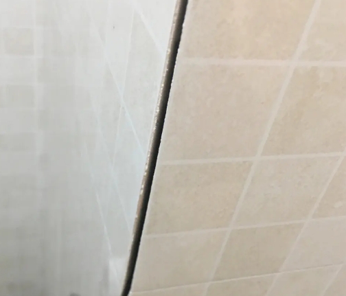 道县瓷砖空鼓维修公司分享阳台瓷砖脱落的修复过程可以分为以下几个步骤