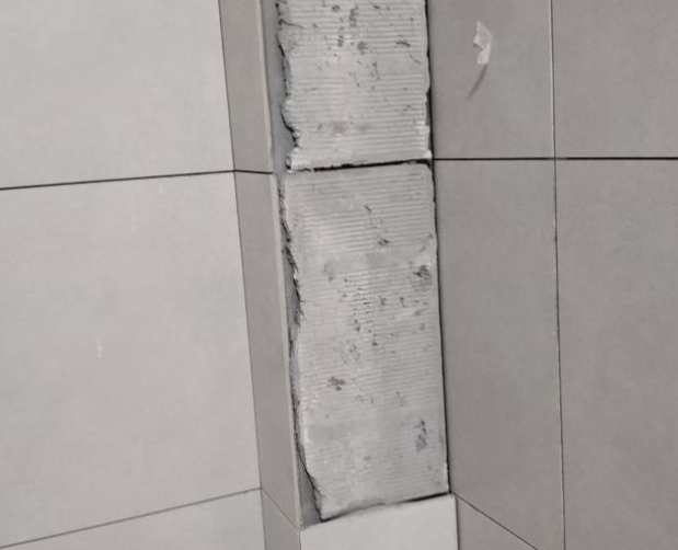 道县瓷砖空鼓维修公司分享下瓷砖施工前基层浇水润湿程度不足，可能导致以下问题